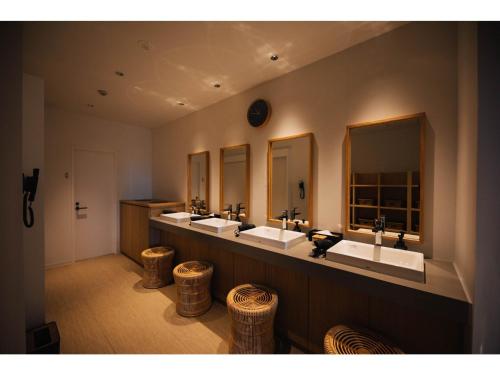 五岛Colorit Goto Islands - Vacation STAY 61527v的浴室设有3个水槽和4面镜子
