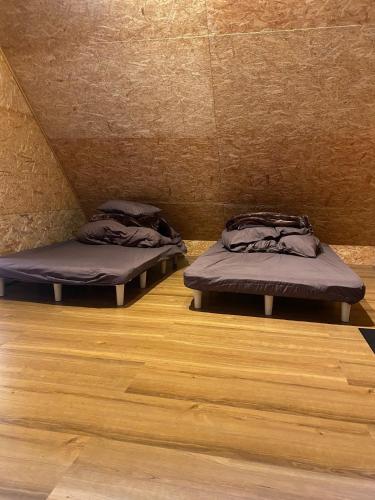 三沢市tiny resort misawa - Vacation STAY 14682的铺有木地板的客房内的两张床