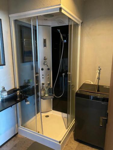 三沢市tiny resort misawa - Vacation STAY 14682的浴室里设有玻璃门淋浴