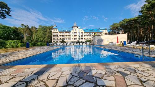 卢克钦APARTAMENT RELAX BLUE MARE的一个游泳池,酒店背景