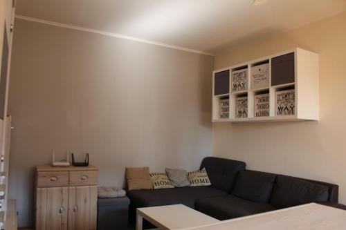 布达佩斯Apartment的客厅配有沙发和桌子