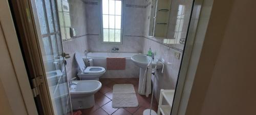 维拉西米乌斯MaLù House的浴室配有盥洗盆、卫生间和浴缸。