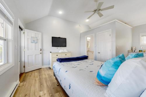 汉普顿Beach Pleasure的一间卧室配有一张带蓝色枕头的床。