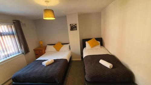 考文垂Contractors, City Centre, Parking, 3 Double Rooms, Netflix, Cosy!的小型客房 - 带2张床和窗户