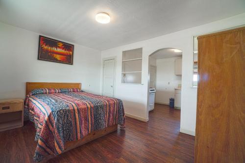 科珀斯克里斯蒂Budget Inn By OYO Corpus Christi Beach的一间卧室配有一张色彩缤纷的床