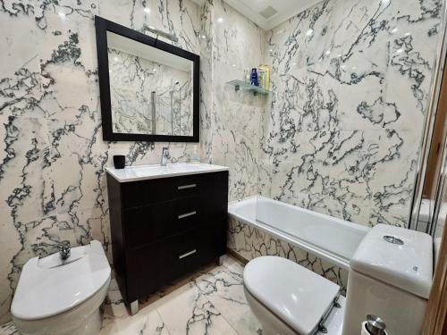 诺哈La Goleta - 6915的浴室配有盥洗盆、卫生间和浴缸。