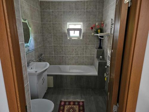 那沃达利Muzicii 11 - Cozy Seaside Apartments的带浴缸、卫生间和盥洗盆的浴室