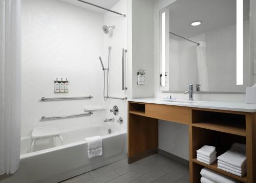 西切斯特辛辛那提北/西切斯特福朋喜来登酒店的白色的浴室设有浴缸和水槽。