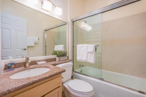 卡帕阿Oceanfront 1 BR Condo at Kaha Lani KL309的浴室配有卫生间、盥洗盆和淋浴。
