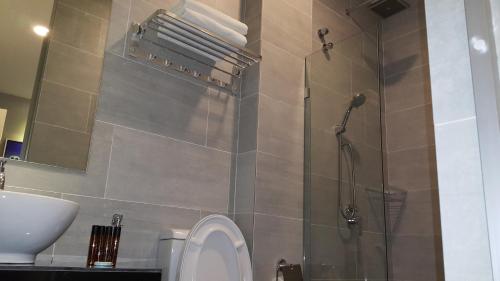 吉隆坡M Design Hotel @ Shamelin Perkasa的带淋浴、卫生间和盥洗盆的浴室