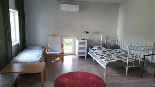 LehmjaGuesthouse near Tallinn的一间卧室配有两张双层床和椅子