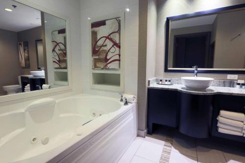 比洛克西戈尔登纳吉特比洛克西度假酒店的一间带大浴缸和水槽的浴室