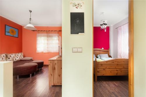 加尔多尼LiliHome的客厅拥有橙色和红色的墙壁