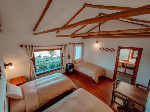 Comunidad YumaniEcolodge K'arasirca的一间卧室设有两张床和窗户。