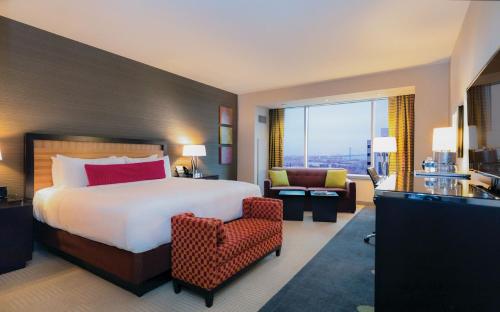 底特律底特律米高梅酒店的酒店客房带一张大床和一把椅子