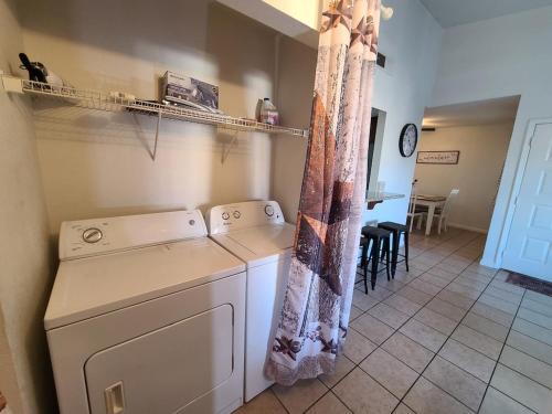 拉斯维加斯2bed 1 bath condo near Nellis afb & the strip的一间厨房,在房间内配有洗衣机和烘干机