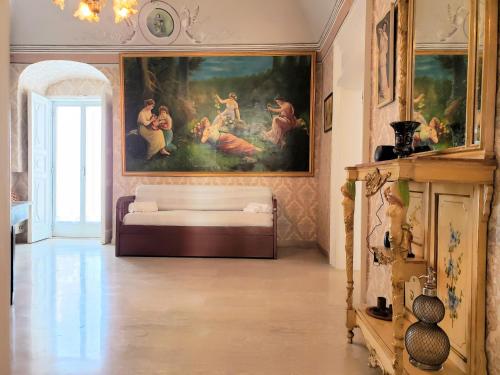 圣安吉罗山Dimora Maggi al Corso的客厅的墙上挂着一幅大画