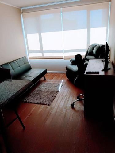卡拉马Moderno Departamento en Calama的客厅配有沙发和桌子