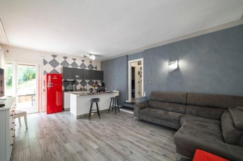 PilzoneMontecolo Bay 1的带沙发和红色冰箱的客厅