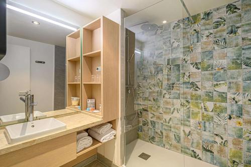 瓦讷瓦讷市中心贝斯特韦斯特优质酒店的一间带水槽和镜子的浴室