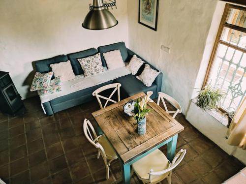 法斯纳斯Complejo Rural del Molino Dorado的客厅配有沙发和桌子
