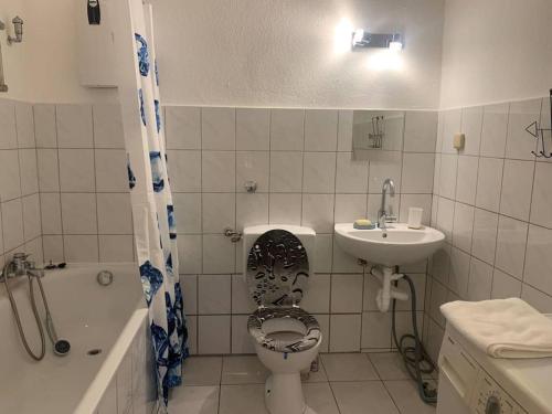 埃森Fantastisches Apartment Essen 1 Zimmer 1-2 Personen:的一间带卫生间和水槽的浴室