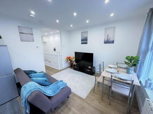 伦敦(ZONE 2) STYLISH 2 BED FLAT IN THE HEART OF LEWISHAM的客厅配有沙发和桌子