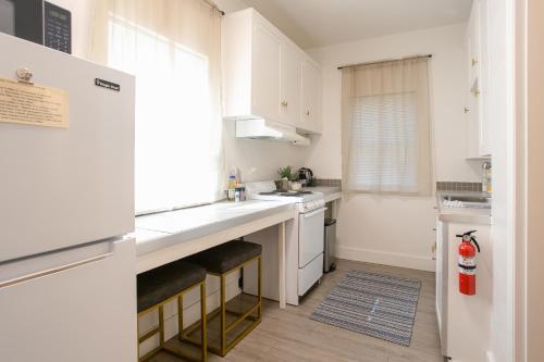梅德福Oakdale Suites - Master Property的厨房配有白色橱柜和台面