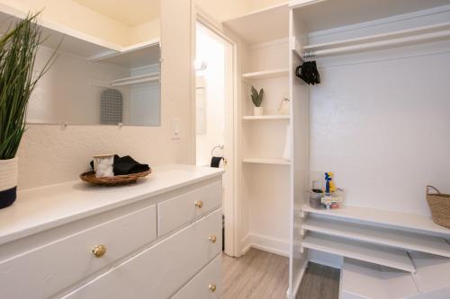 梅德福Oakdale Suites - Master Property的一间带白色橱柜和窗户的浴室