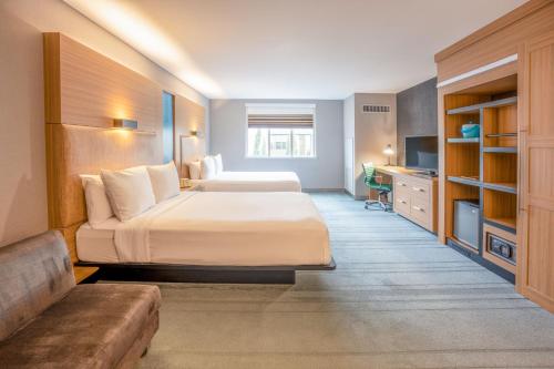 库比蒂诺库比提诺雅乐轩酒店的酒店客房,设有两张床和一张沙发