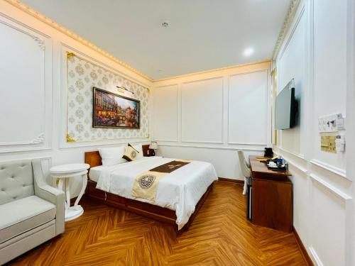 广义NEW PALACE HOTEL的一间酒店客房,配有一张床和一台电视