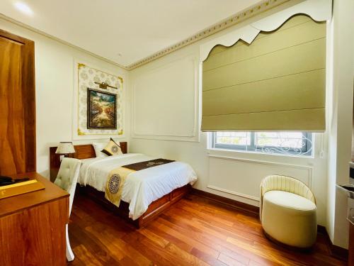 广义NEW PALACE HOTEL的一间卧室设有一张床和一个窗口