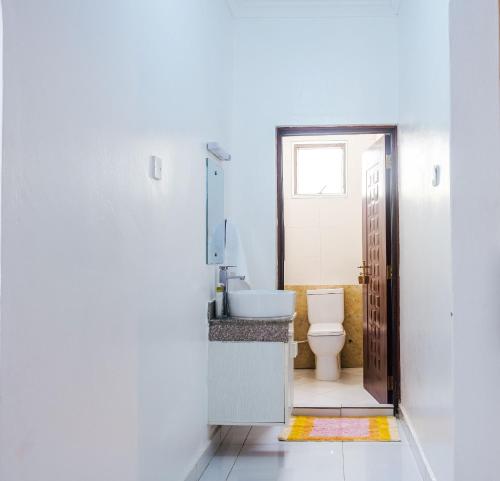 迪亚尼海滩Uhai Vacations的一间带卫生间和水槽的浴室