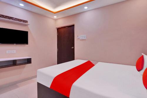 GulzārbāghSuper OYO Flagship Hotel Relax Rainbow的一间卧室配有一张床和一台平面电视