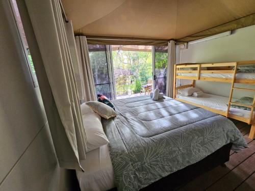 Bulwer摩顿岛卡斯特斯豪华帐篷的一间小卧室,配有床和窗户