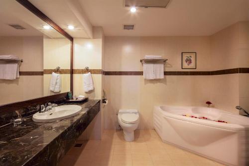 洞海西贡广平酒店的带浴缸、卫生间和盥洗盆的浴室