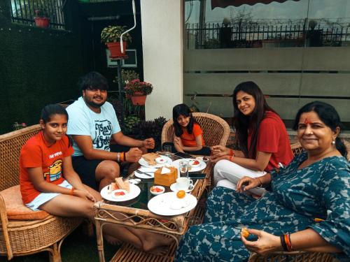 加德满都Hotel Krishna Kathmandu的一群坐在桌子旁吃食物的人