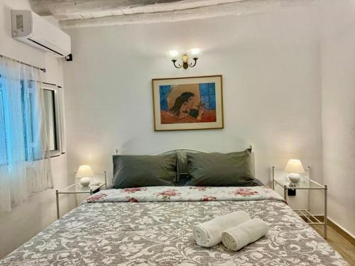 科斯镇Greek House Tatiana的一间卧室配有一张床,上面有两条毛巾
