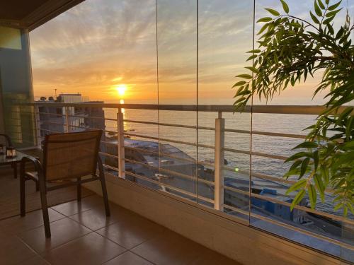 康康Maravilloso departamento con vista panorámica.的海景阳台上的椅子