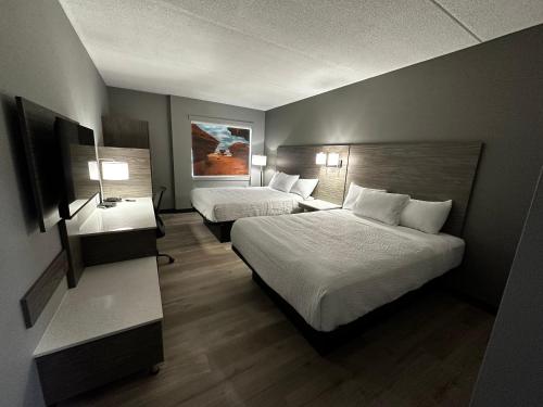 萨默赛德Days Inn & Suites by Wyndham Summerside的酒店客房设有两张床和电视。