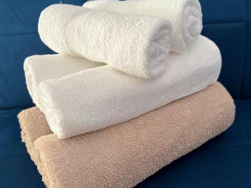科斯镇Greek House Tatiana的四条白色毛巾,叠在彼此之间