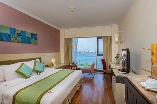 洞海西贡广平酒店的酒店客房设有一张床,享有海景。