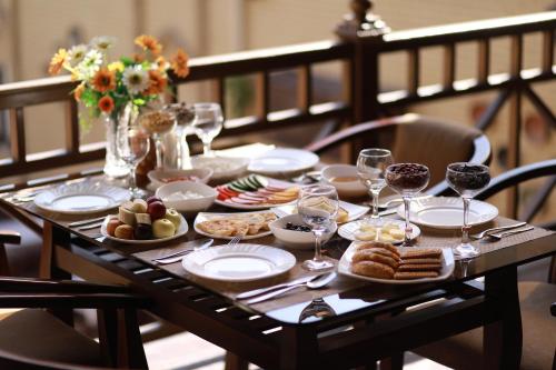 希瓦阿坎奇迹的的餐桌,带食物盘和酒杯