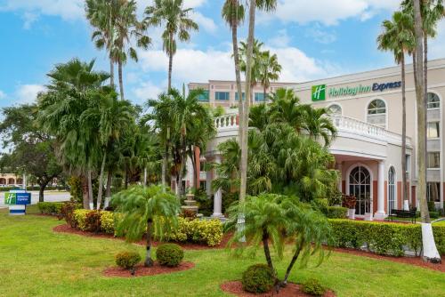 迈阿密迈阿密机场多拉地区快捷假日酒店的一座棕榈树建筑