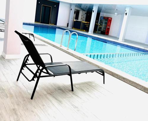 乌雷基奥巴特瑞酒店的游泳池旁的一张黑椅