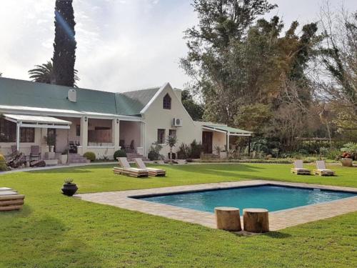 阿多Silos Guesthouse的庭院中带游泳池的房子