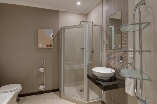 贝尔维尔开普敦德班维尔万豪Protea酒店的带淋浴、卫生间和盥洗盆的浴室