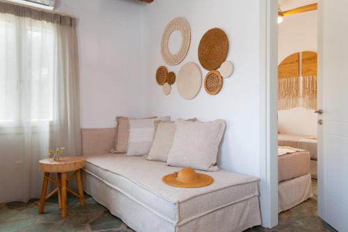 瓦西Thimari villas的客厅配有带帽子的沙发