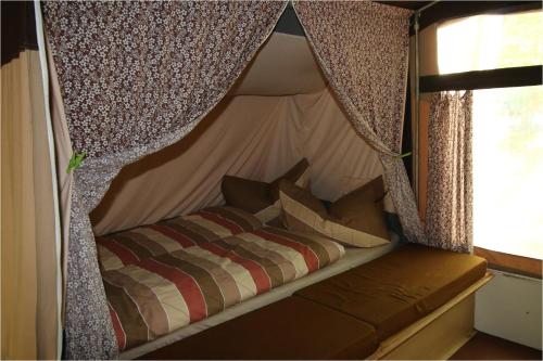 德兰斯克DDR Klappfix "FAMILIENPALAST" direkt am Strand的房间里的帐篷里的一张床位