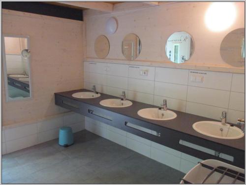德兰斯克DDR Klappfix "FAMILIENPALAST" direkt am Strand的浴室设有3个水槽和2面镜子
